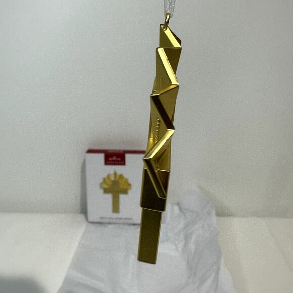 2024 Hallmark Ornament "GOD'S LOVE SHINES BRIGHT" Gold Metal Cross - NEW IN BOX - Picture 8 of 8